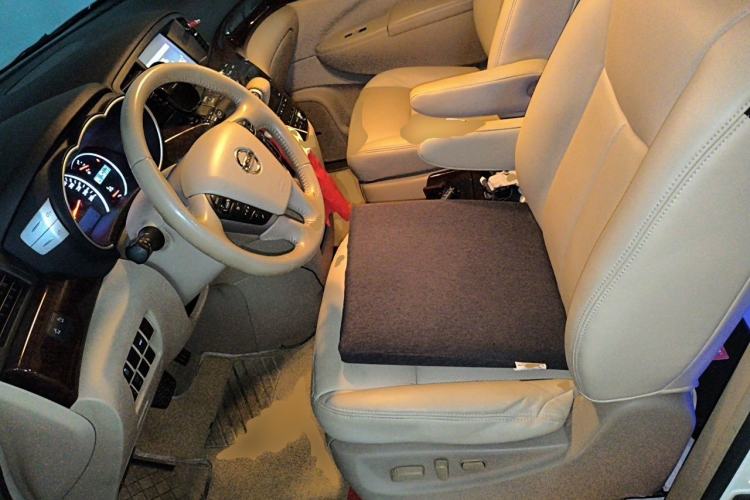 Used Nissan Quest 2015 3.5L SL Left Front Seat
