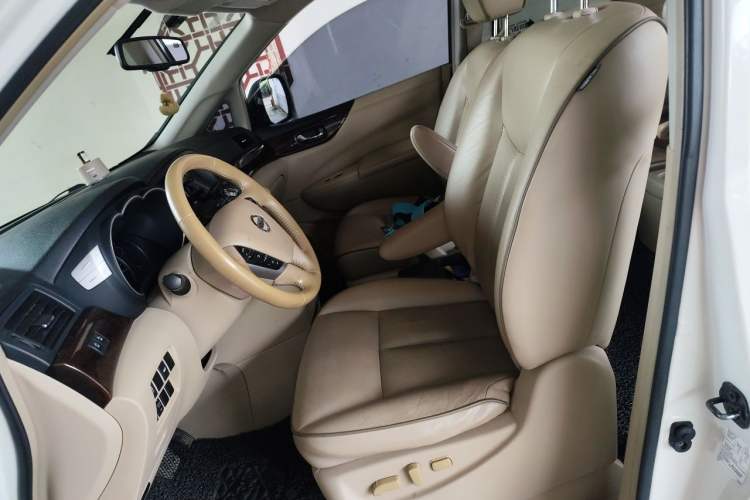 Used Nissan Quest 2015 3.5L SL Left Front Seat
