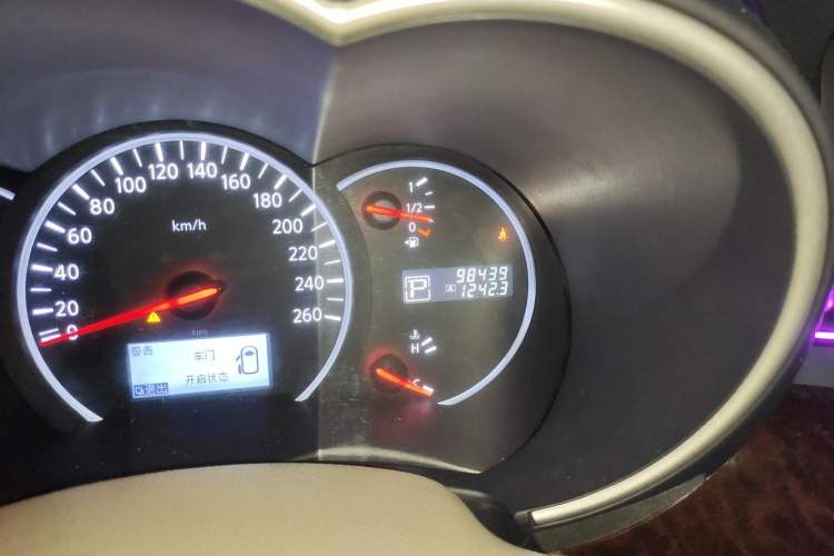 Used Nissan Quest 2015 3.5L SL Odometer Close Up