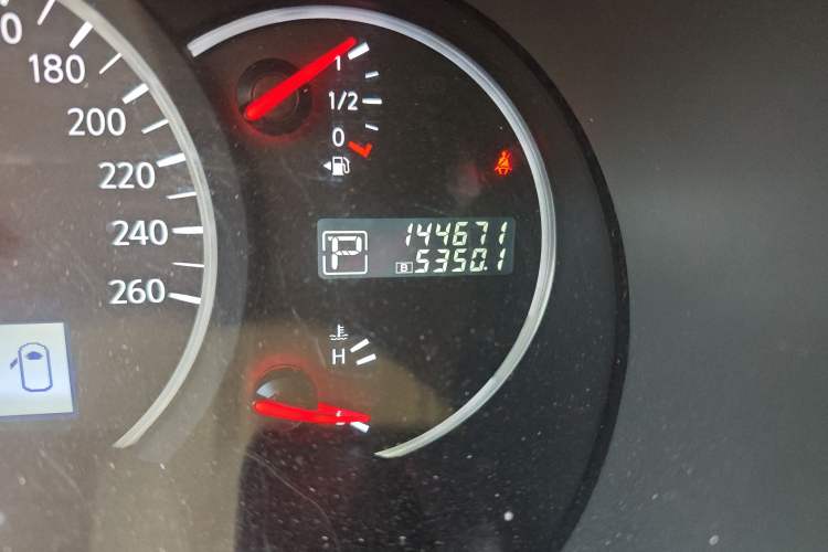 Used Nissan Quest 2015 3.5L SL Odometer Close Up