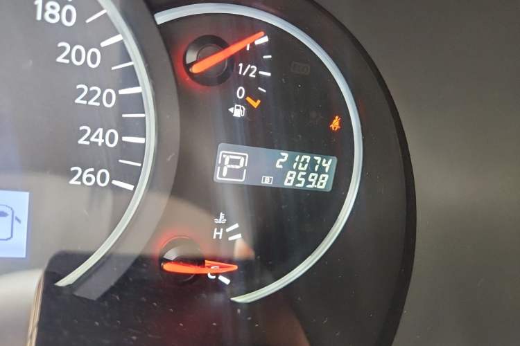 Used Nissan Quest 2015 3.5L SL Odometer Close Up