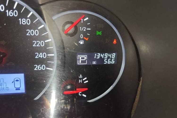 Used Nissan Quest 2015 3.5L SL Odometer Close Up