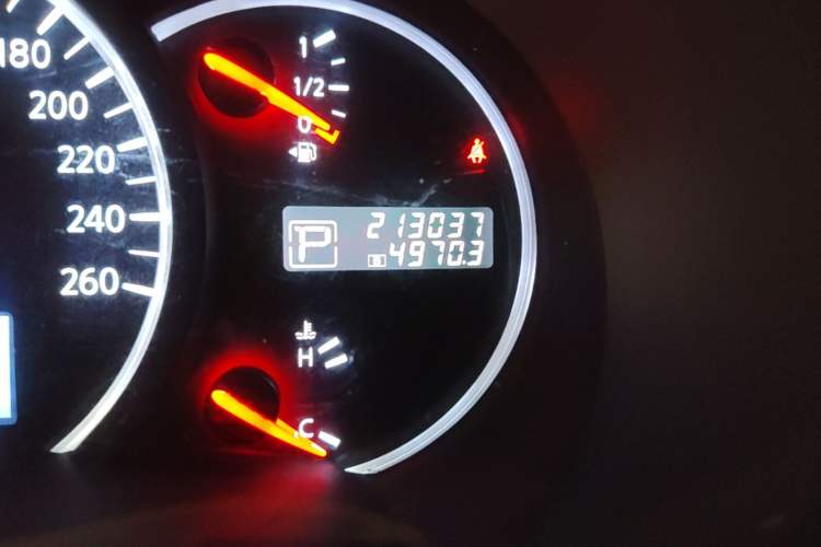 Used Nissan Quest 2015 3.5L SL Odometer Close Up