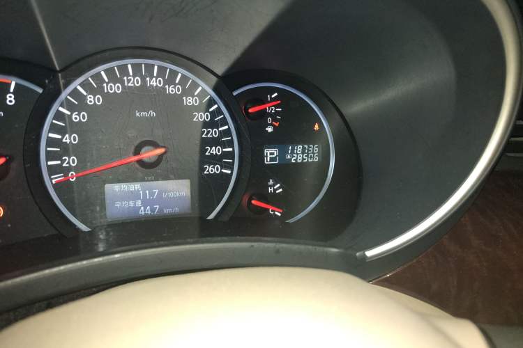 Used Nissan Quest 2015 3.5L SL Odometer Close Up