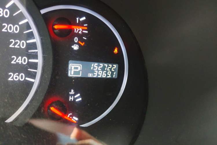 Used Nissan Quest 2015 3.5L SL Odometer Close Up