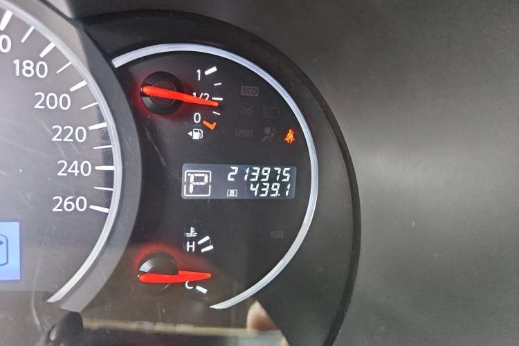 Used Nissan Quest 2015 3.5L SL Odometer Close Up