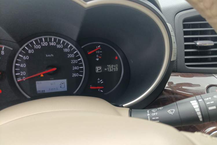 Used Nissan Quest 2015 3.5L SL Odometer Close Up