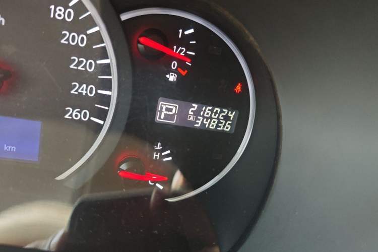 Used Nissan Quest 2015 3.5L SL Odometer Close Up