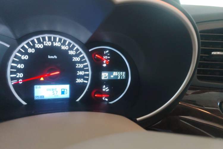 Used Nissan Quest 2015 3.5L SL Odometer Close Up