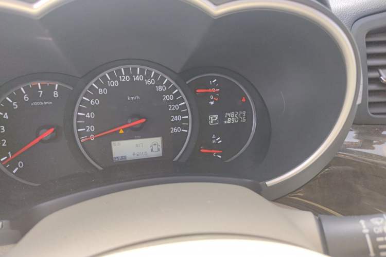 Used Nissan Quest 2015 3.5L SL Odometer Close Up
