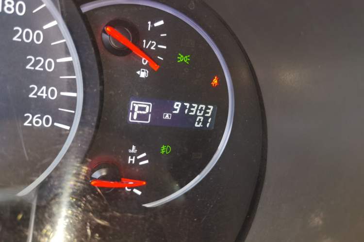 Used Nissan Quest 2015 3.5L SL Odometer Close Up