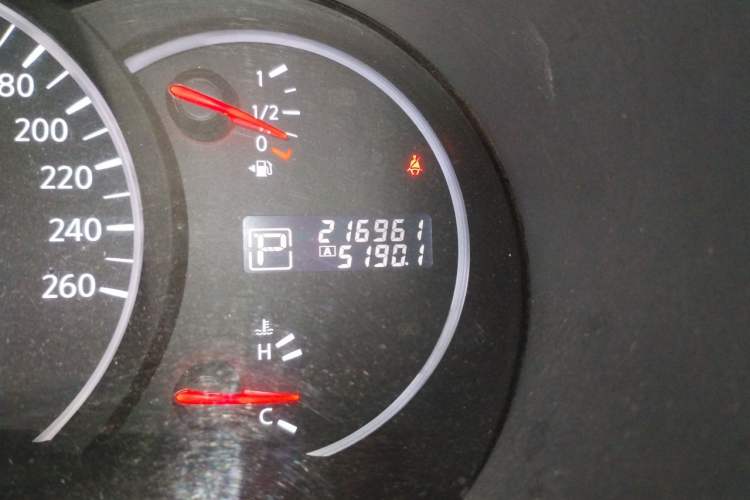 Used Nissan Quest 2015 3.5L SL Odometer Close Up