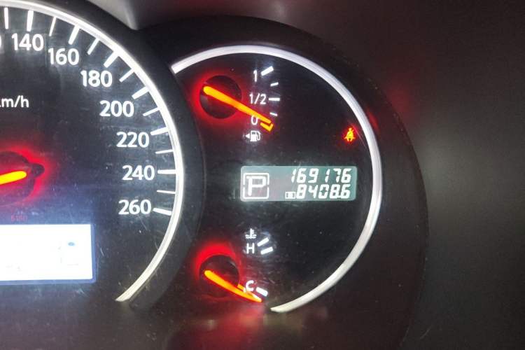 Used Nissan Quest 2015 3.5L SL Odometer Close Up