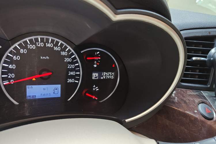 Used Nissan Quest 2015 3.5L SL Odometer Close Up