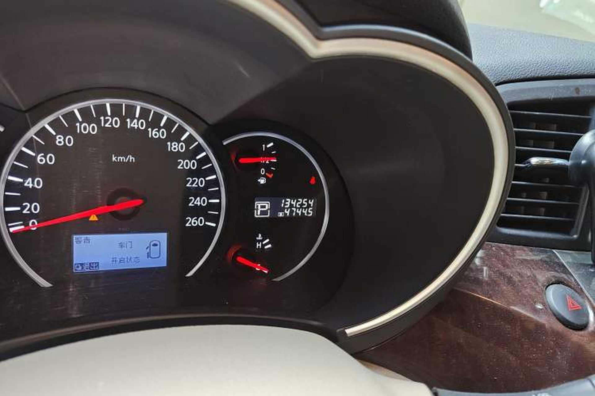 Used Nissan Quest 2015 3.5L SL Odometer Close Up