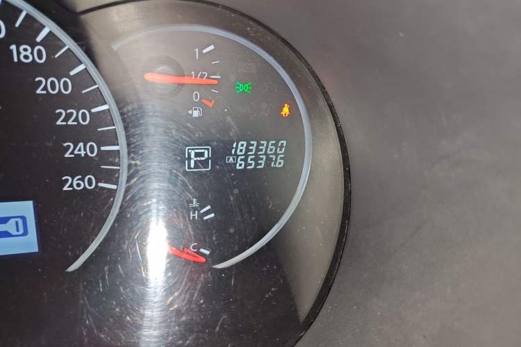 Used Nissan Quest 2015 3.5L SL Odometer Close Up