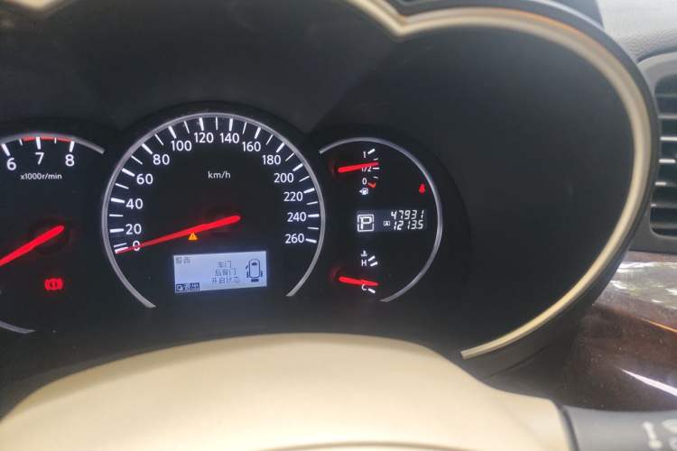 Used Nissan Quest 2015 3.5L SL Odometer Close Up