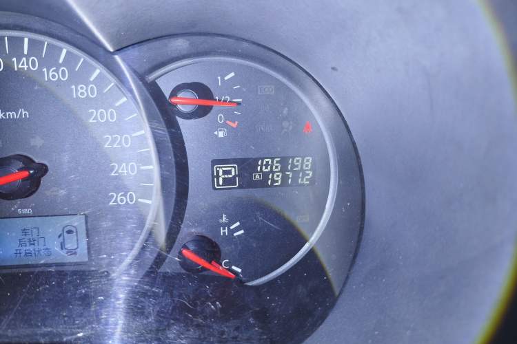 Used Nissan Quest 2015 3.5L SL Odometer Close Up