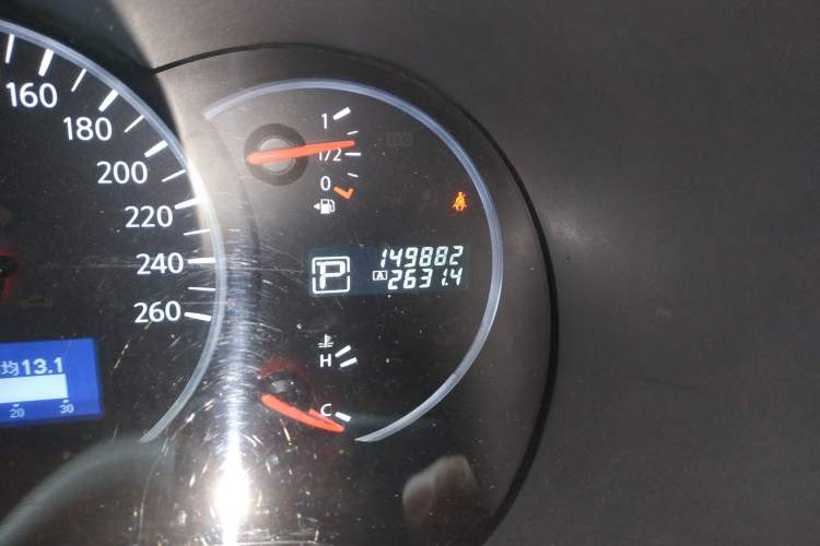 Used Nissan Quest 2015 3.5L SL Odometer Close Up