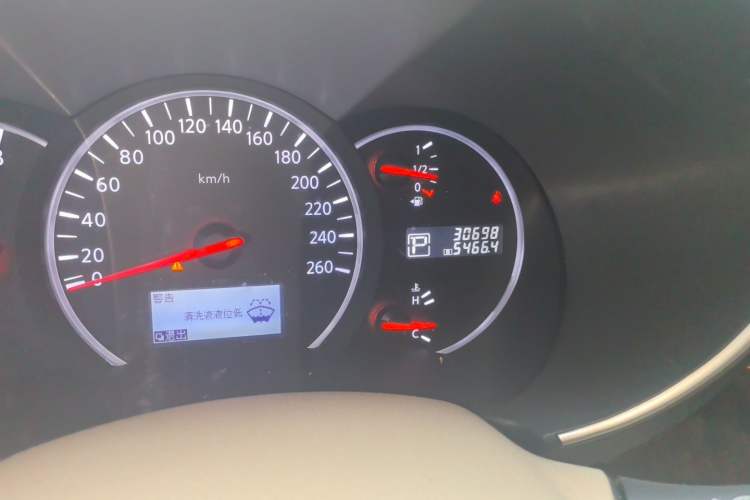 Used Nissan Quest 2015 3.5L SL Odometer Close Up