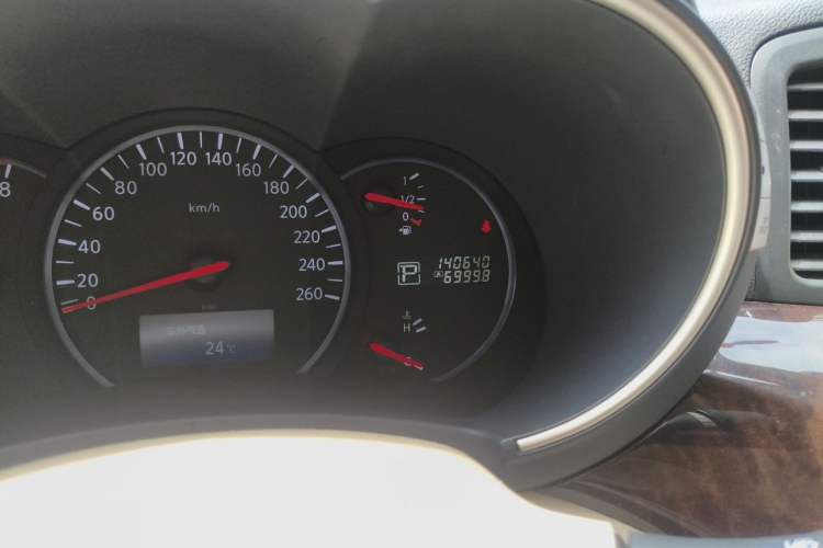 Used Nissan Quest 2015 3.5L SL Odometer Close Up
