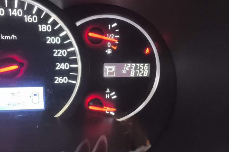 Used Nissan Quest 2015 3.5L SL Odometer Close Up