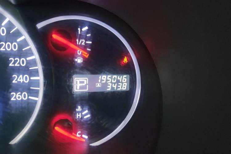 Used Nissan Quest 2015 3.5L SL Odometer Close Up
