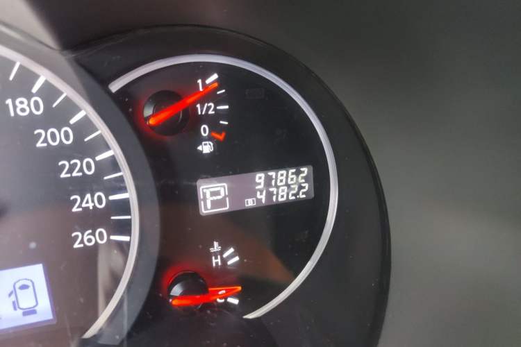 Used Nissan Quest 2015 3.5L SL Odometer Close Up