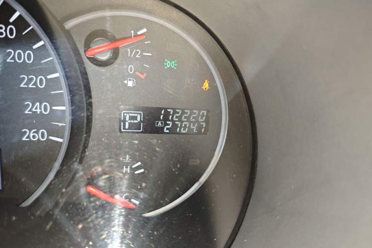 Used Nissan Quest 2015 3.5L SL Odometer Close Up