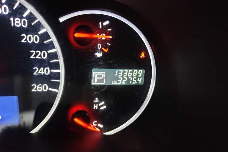 Used Nissan Quest 2015 3.5L SL Odometer Close Up