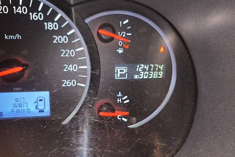 Used Nissan Quest 2015 3.5L SL Odometer Close Up