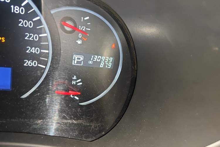 Used Nissan Quest 2015 3.5L SL Odometer Close Up