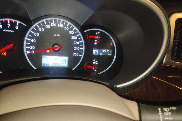 Used Nissan Quest 2015 3.5L SL Odometer Close Up