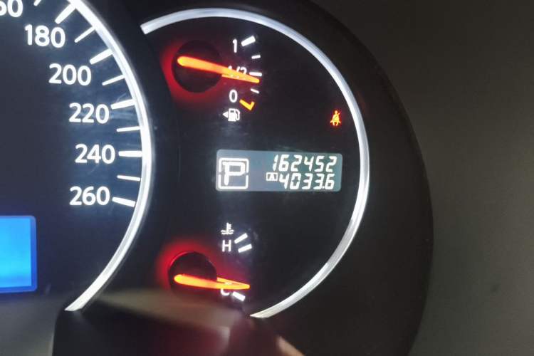 Used Nissan Quest 2015 3.5L SL Odometer Close Up