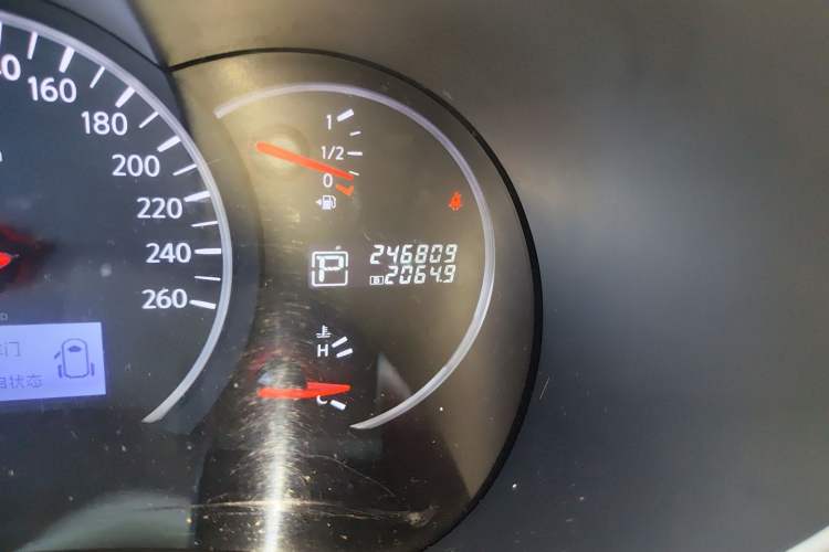 Used Nissan Quest 2015 3.5L SL Odometer Close Up