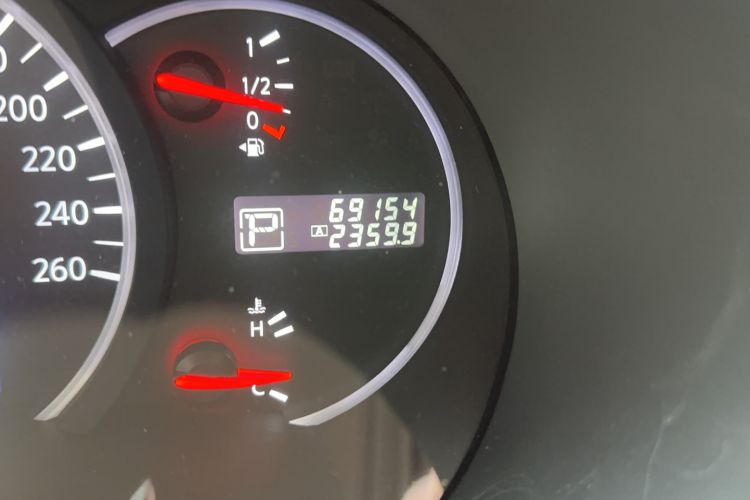 Used Nissan Quest 2015 3.5L SL Odometer Close Up