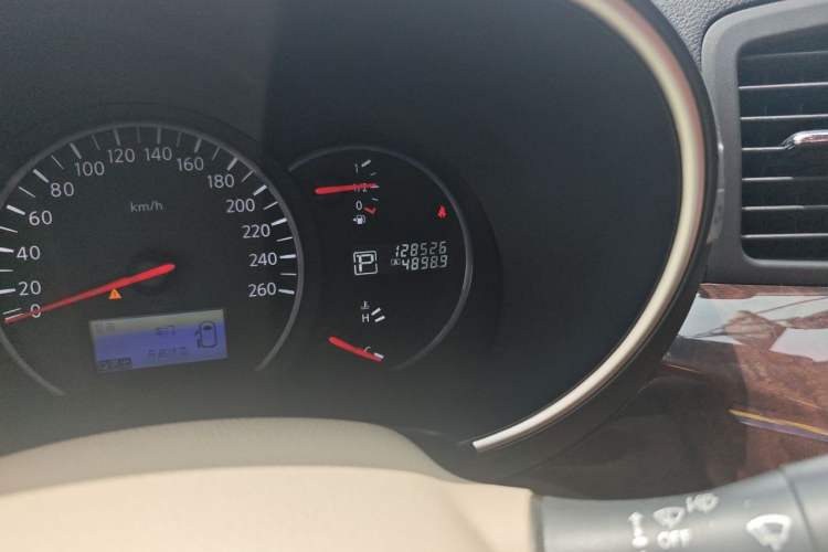 Used Nissan Quest 2015 3.5L SL Odometer Close Up