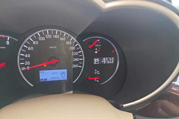 Used Nissan Quest 2015 3.5L SL Odometer Close Up