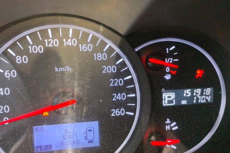 Used Nissan Quest 2015 3.5L SL Odometer Close Up