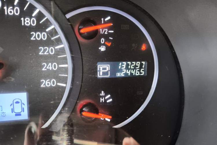 Used Nissan Quest 2015 3.5L SL Odometer Close Up