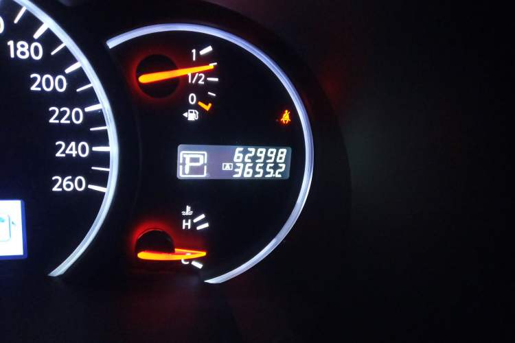 Used Nissan Quest 2015 3.5L SL Odometer Close Up