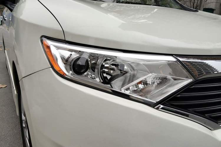 Used Nissan Quest 2015 3.5L SL Right Front Headlight