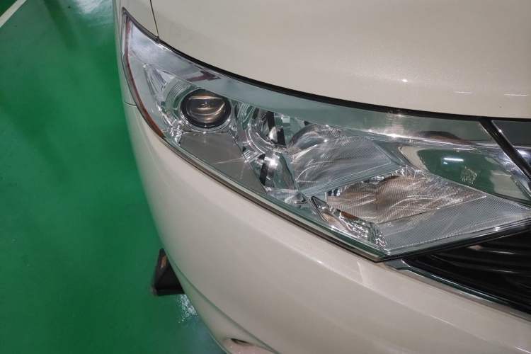 Used Nissan Quest 2015 3.5L SL Right Front Headlight