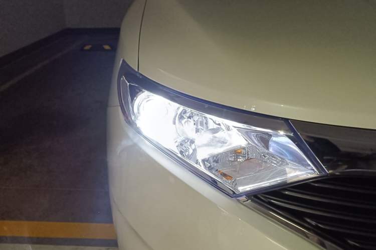 Used Nissan Quest 2015 3.5L SL Right Front Headlight