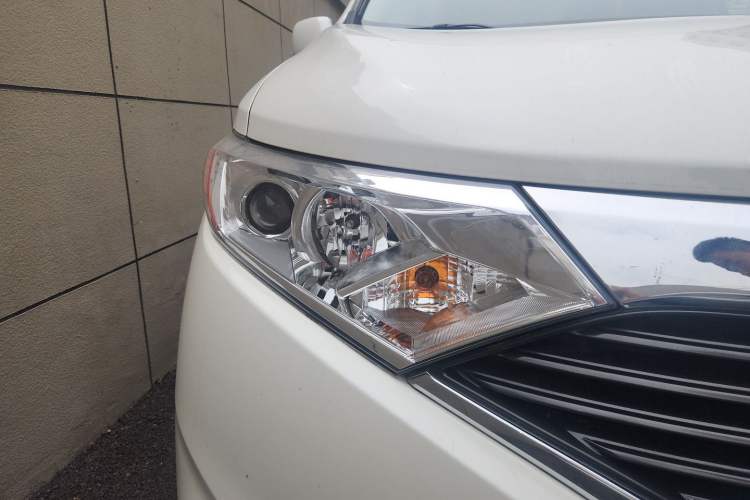 Used Nissan Quest 2015 3.5L SL Right Front Headlight