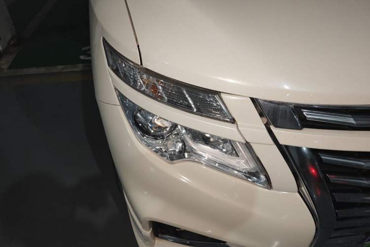 Used Nissan Quest 2015 3.5L SL Right Front Headlight
