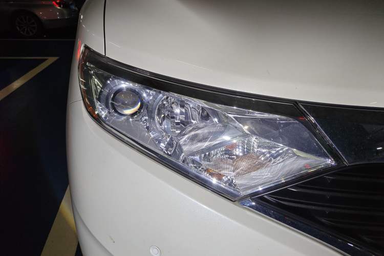 Used Nissan Quest 2015 3.5L SL Right Front Headlight