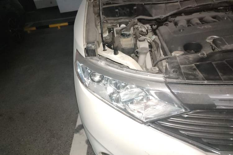 Used Nissan Quest 2015 3.5L SL Right Front Headlight