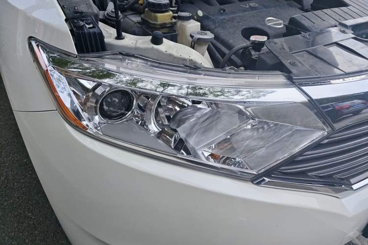 Used Nissan Quest 2015 3.5L SL Right Front Headlight