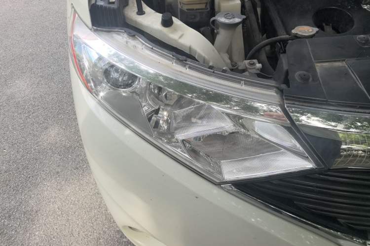 Used Nissan Quest 2015 3.5L SL Right Front Headlight